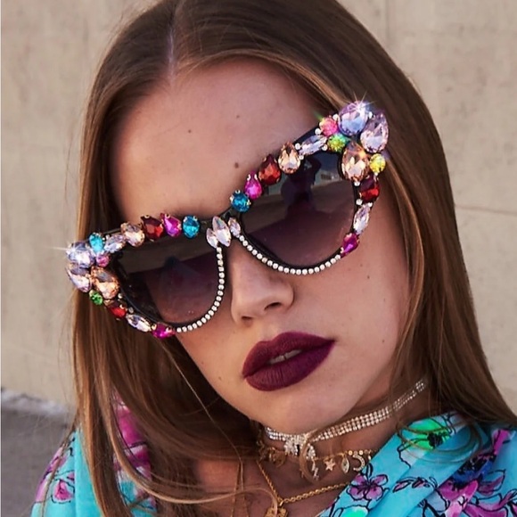 Megan Fabulous Gem Bomb Sunglasses with chain - Picture 6 of 7